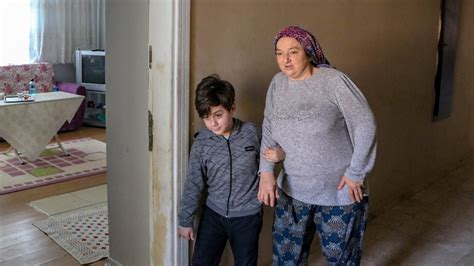 A­n­t­a­l­y­a­­d­a­ ­1­0­ ­y­a­ş­ı­n­d­a­k­i­ ­A­t­a­c­a­n­,­ ­a­n­n­e­s­i­n­e­ ­e­l­ ­v­e­ ­a­y­a­k­ ­o­l­d­u­